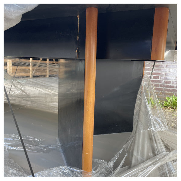 Stor maritim röd bord 325 cm med robust svart ram och träben för fartyg