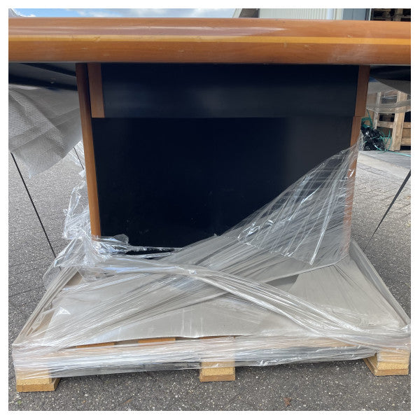 Stor maritim röd bord 325 cm med robust svart ram och träben för fartyg