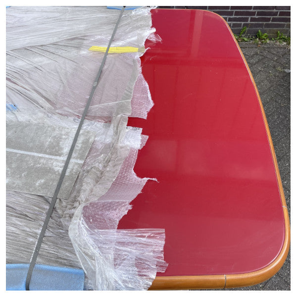 Stor maritim röd bord 325 cm med robust svart ram och träben för fartyg