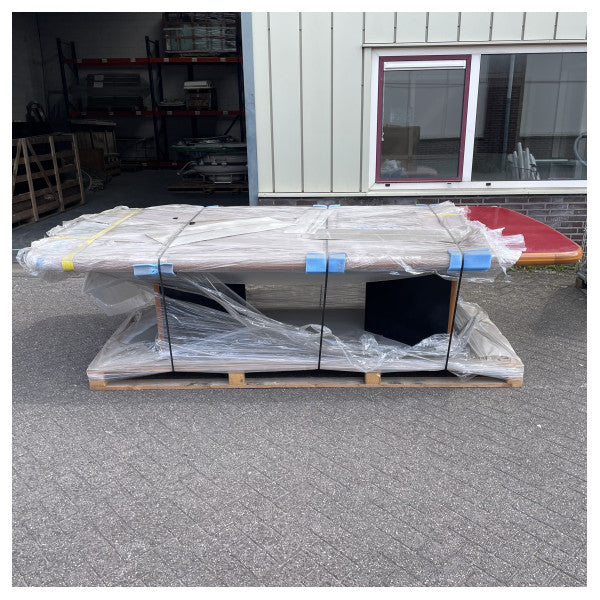 Stor maritim röd bord 325 cm med robust svart ram och träben för fartyg