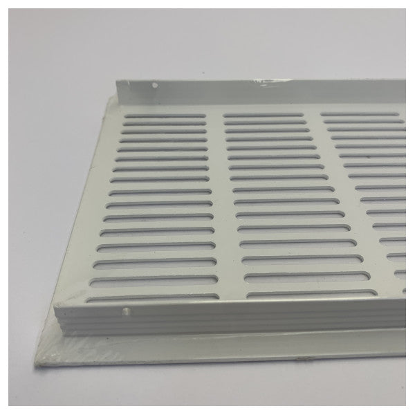 Grille de ventilation marine avec trous de montage pré-percés - 642.029.00