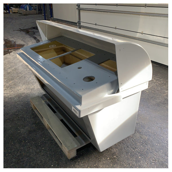 Console de Navegação em GRP com Flybridge e Capa Cinza - L173 x W80 x H108