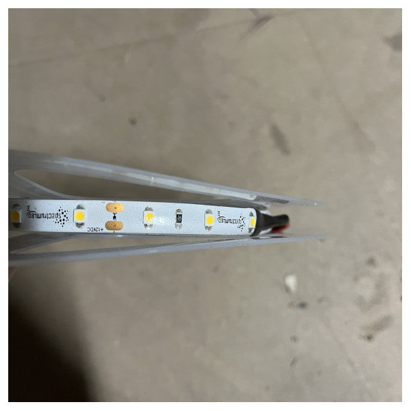 شريط LED بجهد 12V 1500lm - 18W - أبيض دافئ 5م