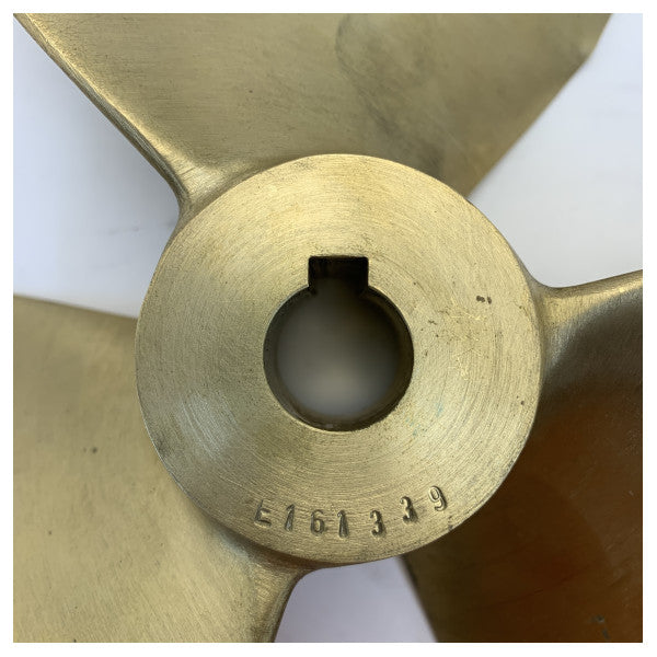 Hélice en laiton Vetus P4E15.2x11R 3 pales 15.2 x 11 droite