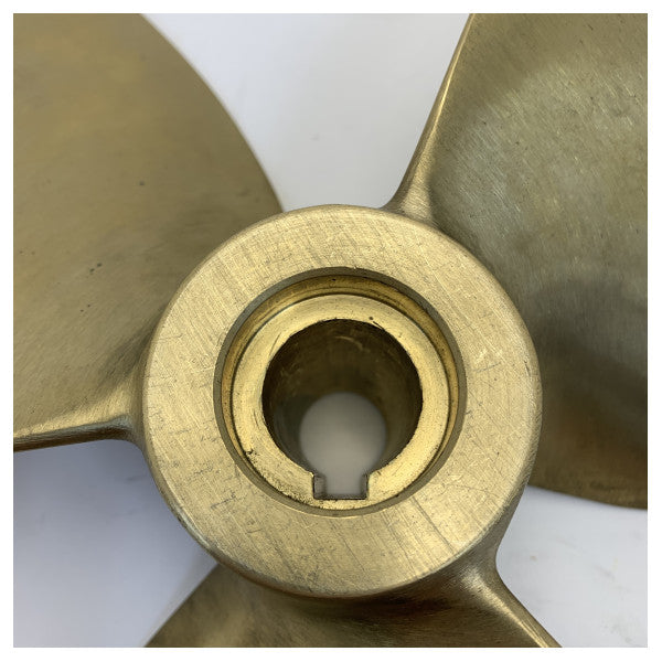 Hélice en laiton Vetus P4E15.2x11R 3 pales 15.2 x 11 droite