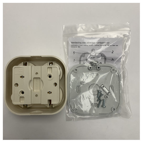 Merenkulun luokan pistorasia neljällä kaksinkertaisella pistorasialla - säänkestävä ja kestävä