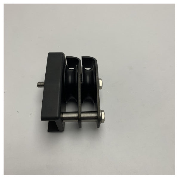 Antal Marine Grade 691252 Pulley Block, jossa on kaksinkertaiset muoviset hihnat kestävään käyttöön T-raiteelle