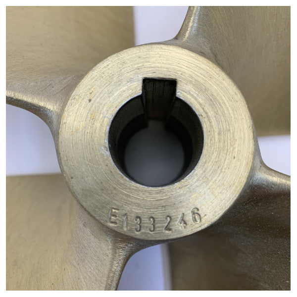 Hélice Vetus P4E-17 X 17R 4 pales en laiton à droite 30 mm