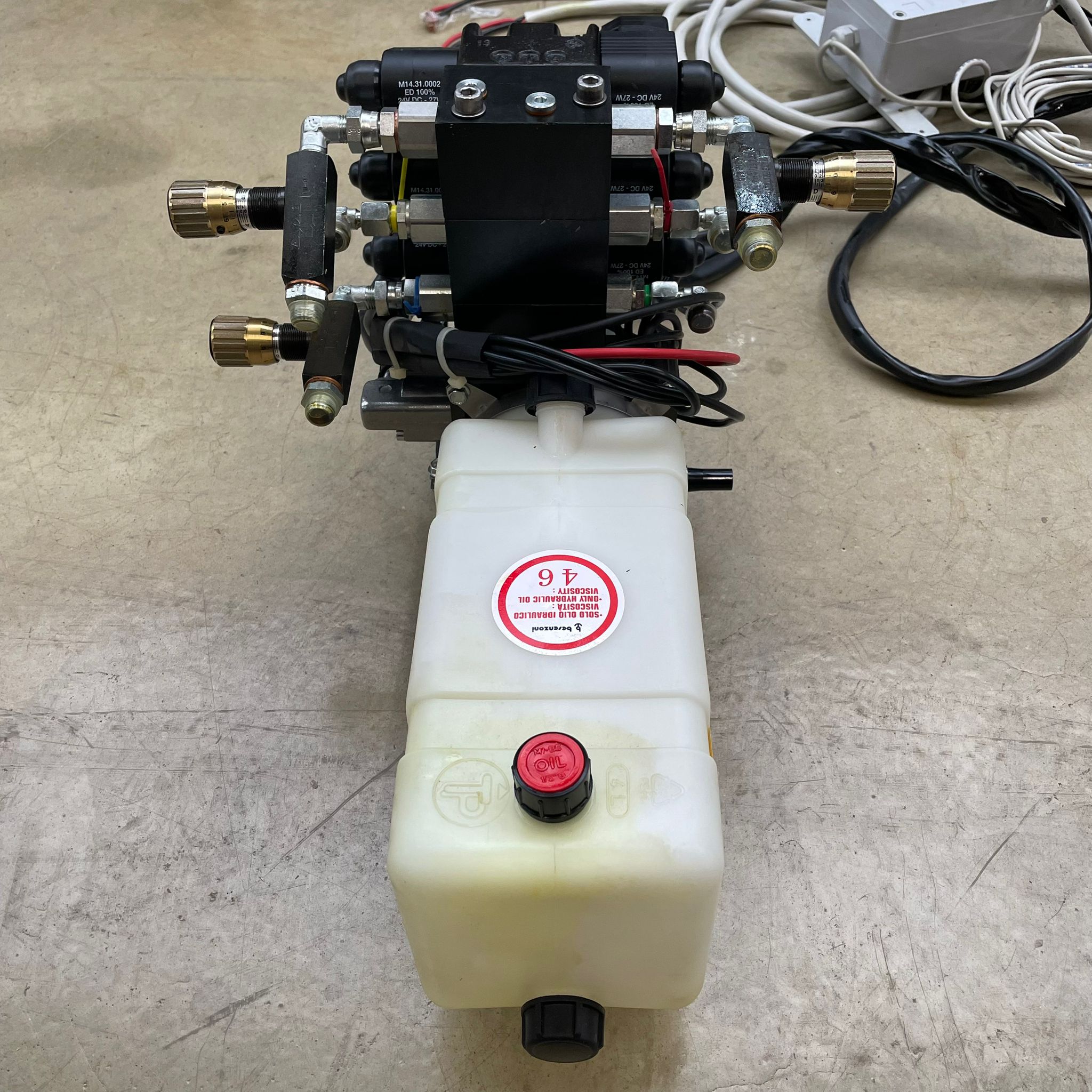 Besenzoni 6-function 24V hydraulic power pack kit with remote control