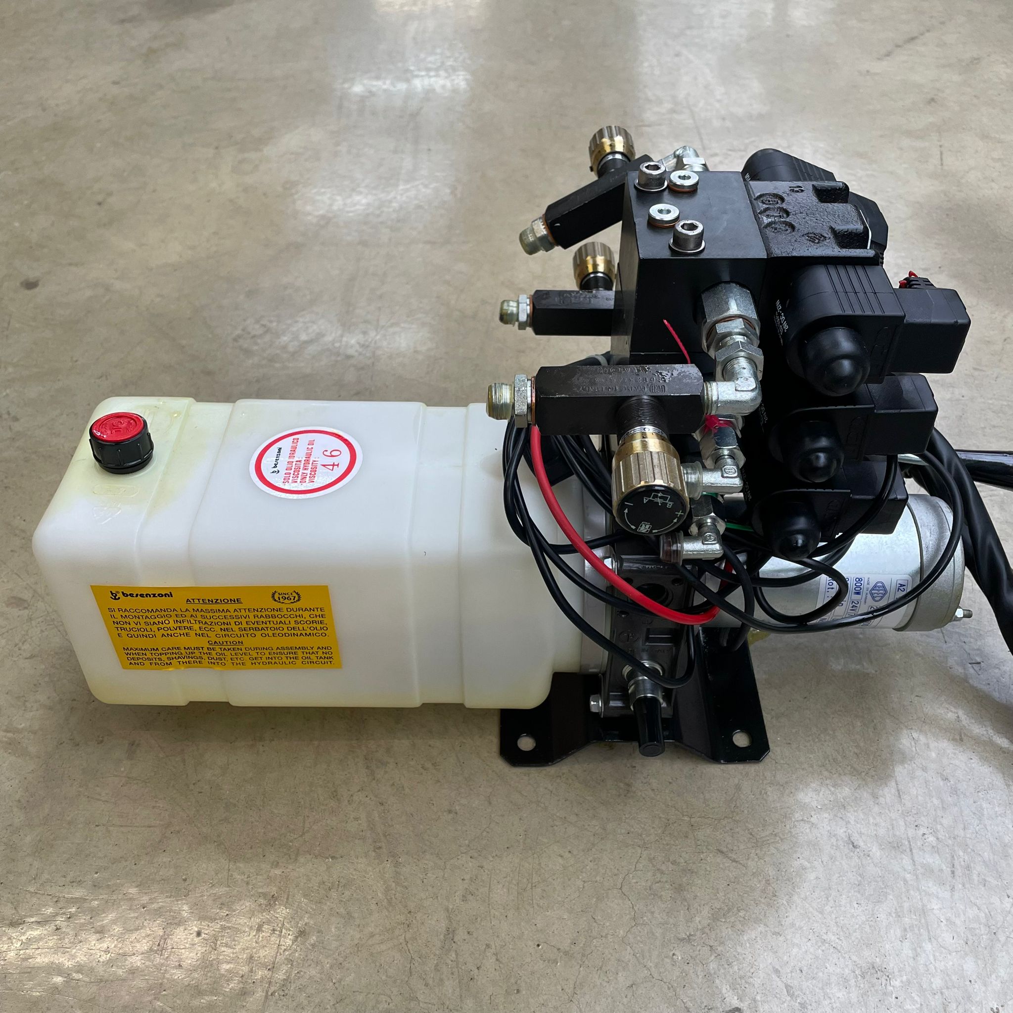 Besenzoni 6-function 24V hydraulic power pack kit with remote control