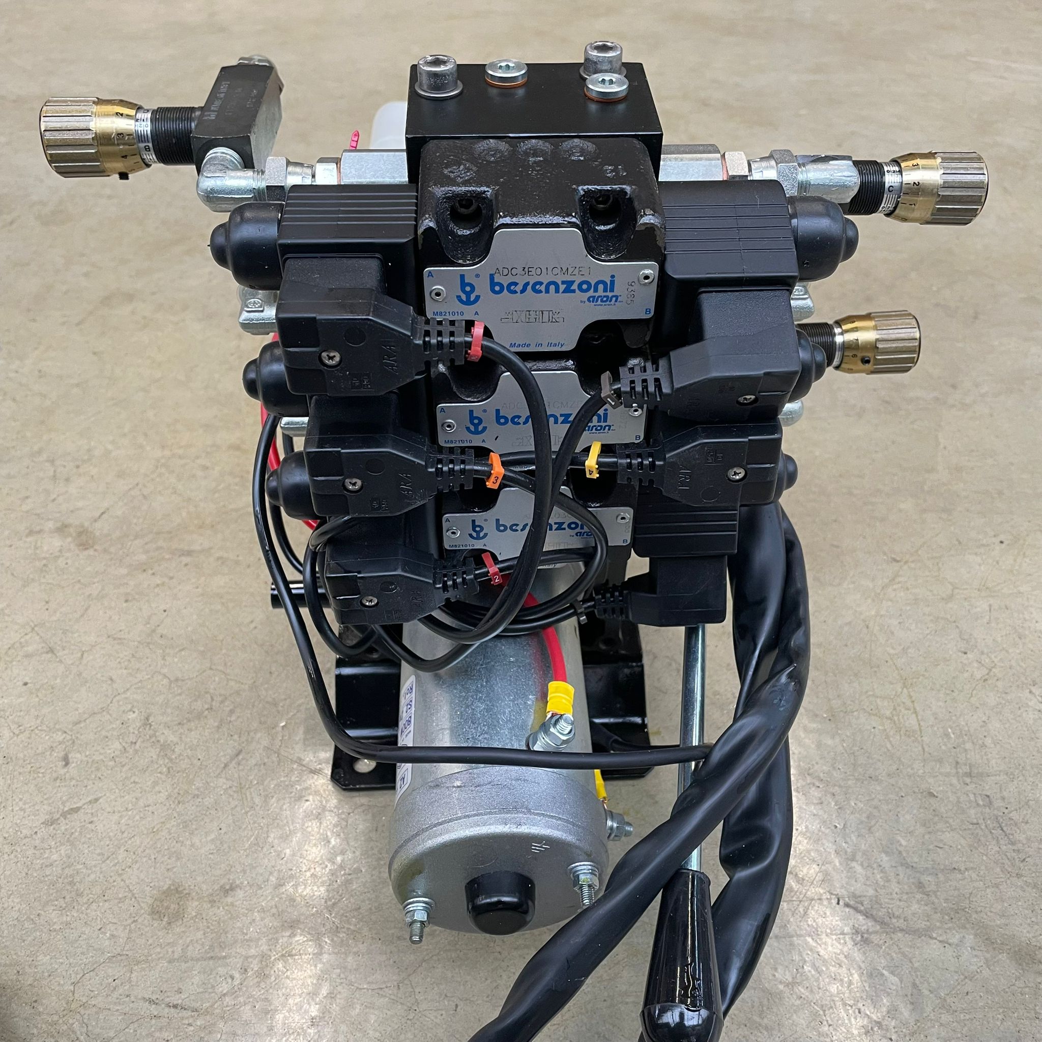 Besenzoni 6-function 24V hydraulic power pack kit with remote control