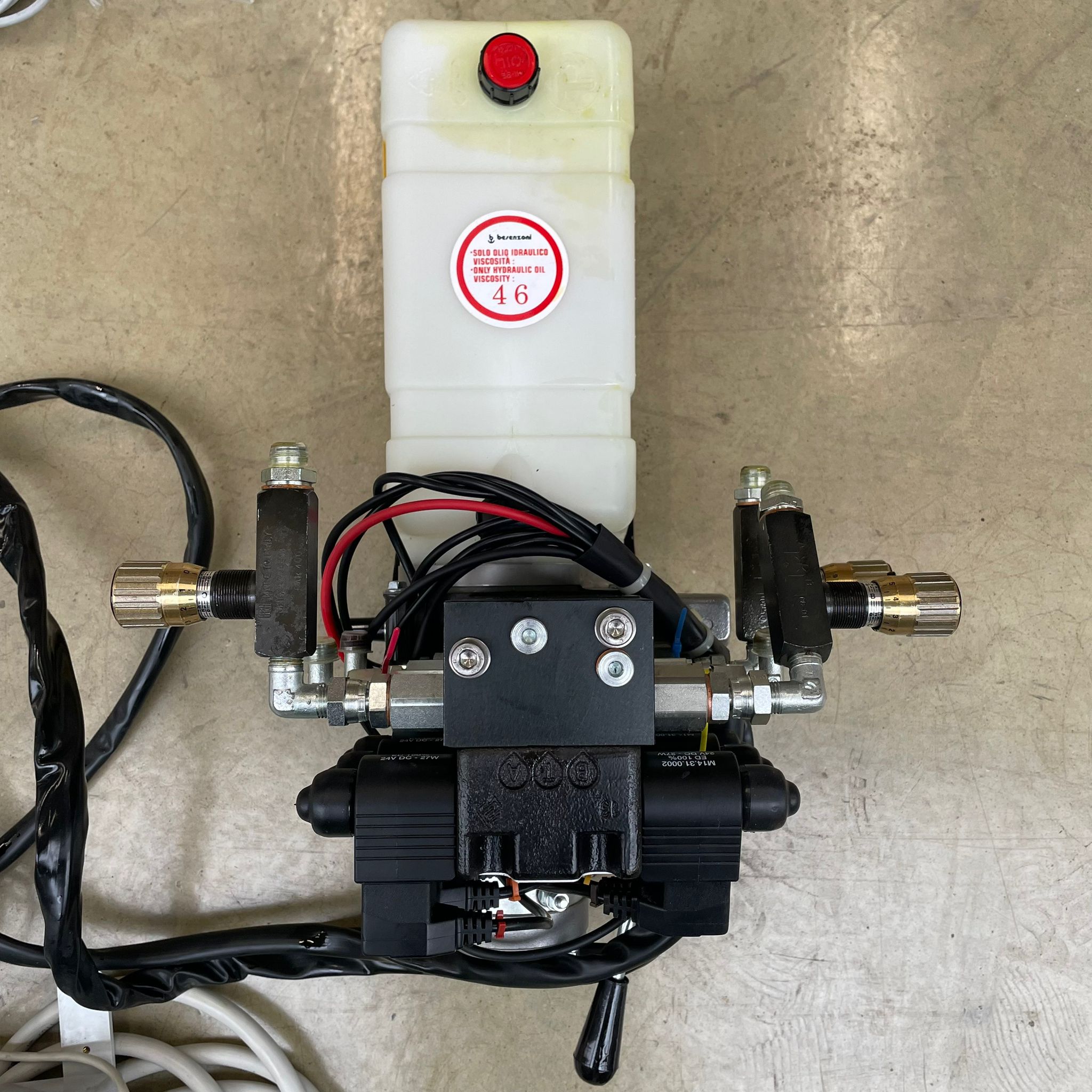 Besenzoni 6-function 24V hydraulic power pack kit with remote control