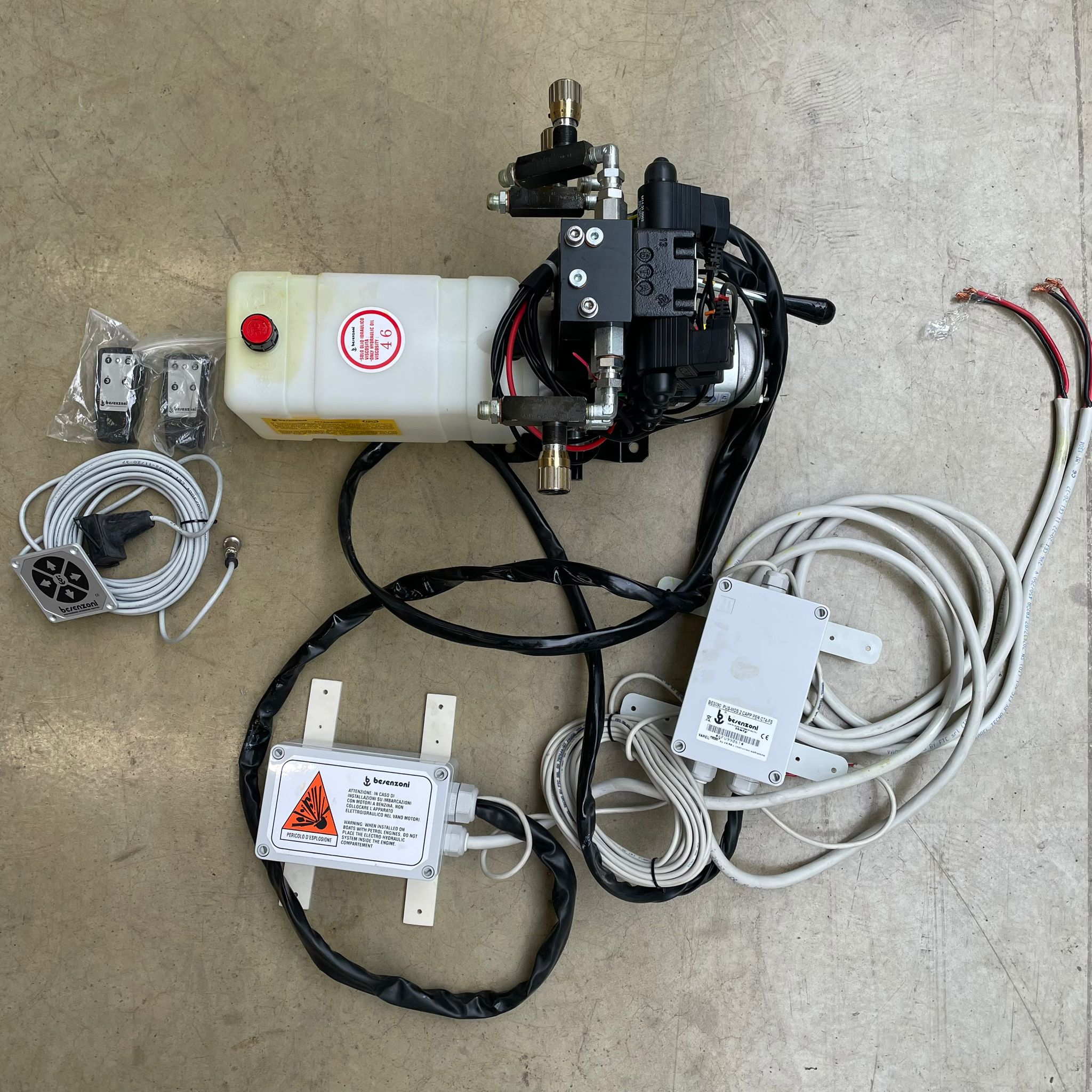 Besenzoni 6-function 24V hydraulic power pack kit with remote control