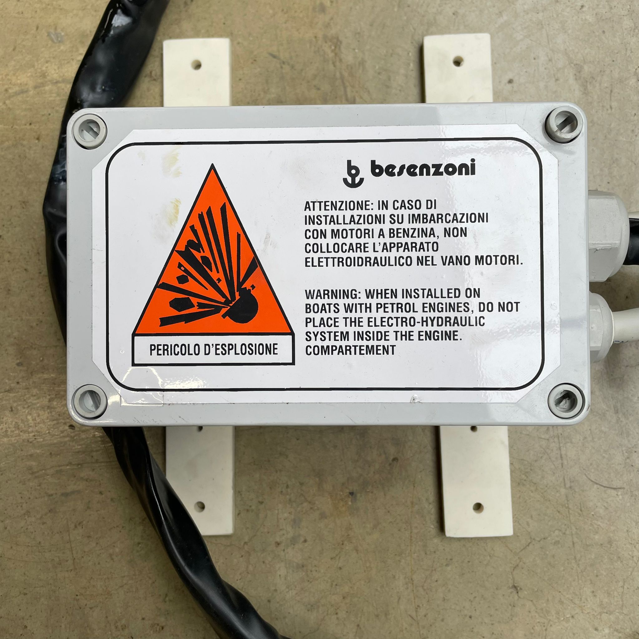 Besenzoni 6-function 24V hydraulic power pack kit with remote control