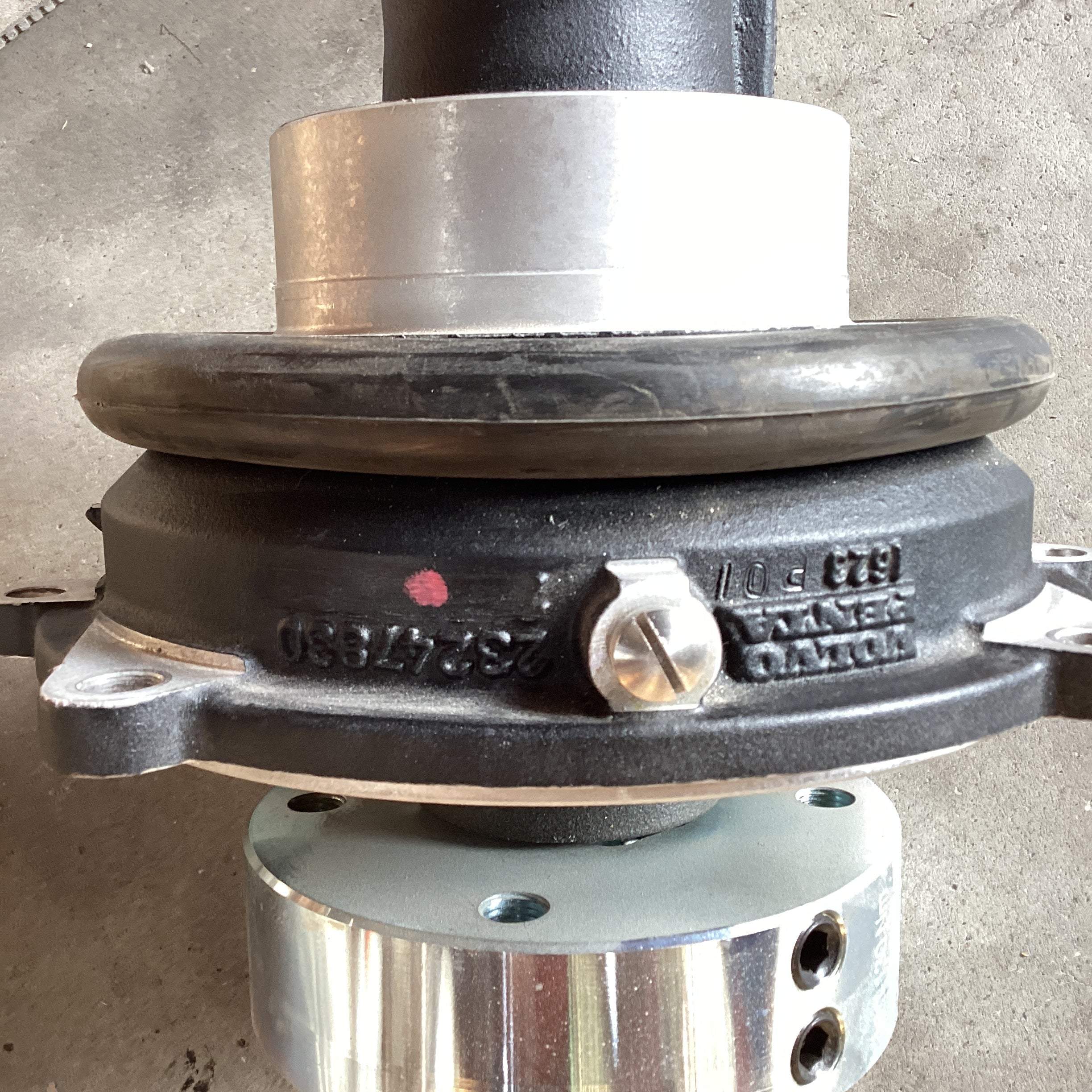 مبيت Volvo Penta IPS الوسيط باللون الأسود - 23247830