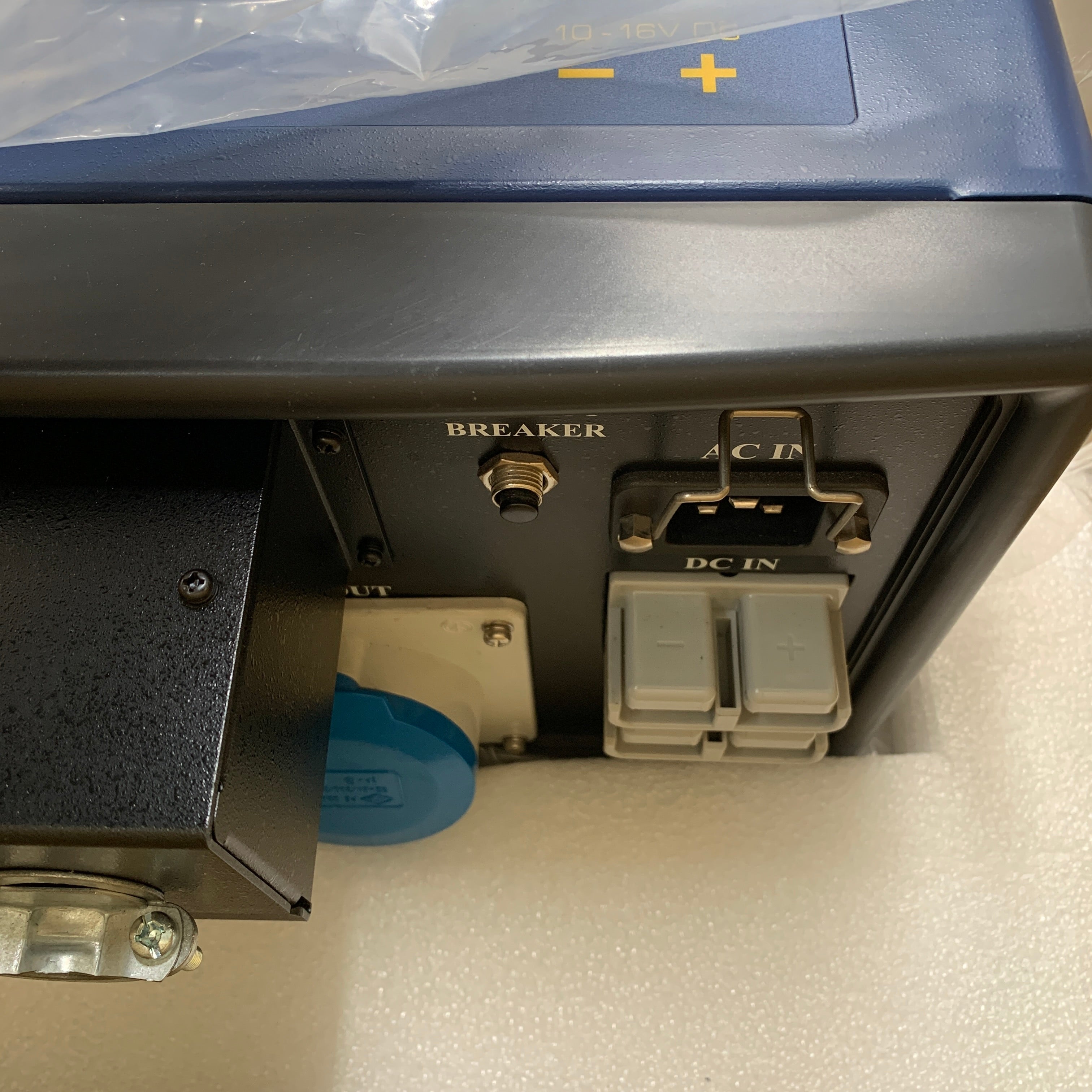 Зарядний пристрій / інвертор Vetus Gamma 3000 Вт / 12 В / 140 А / інвертор - COMBI3012