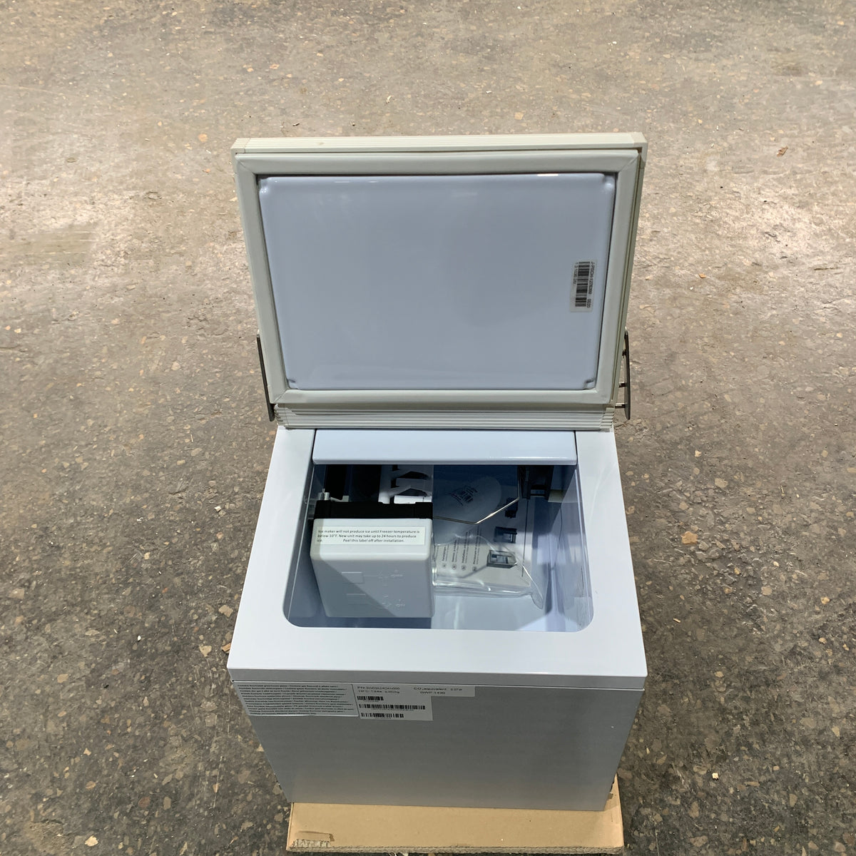 Isotherm BI29 White Integrated IceMaker 115V 60 Hz 4 KG/Day - IMWHITEBI29