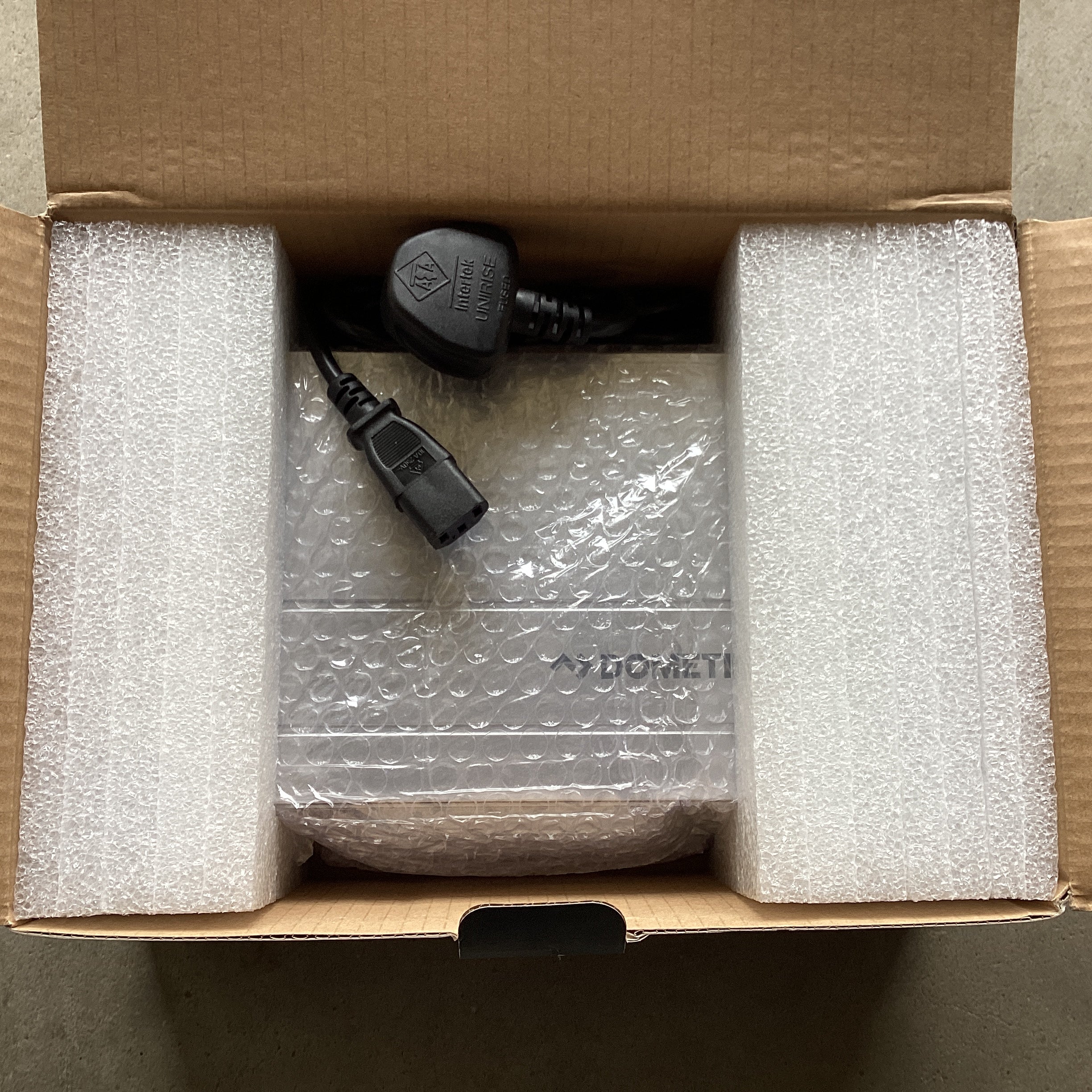 Зарядно устройство за акумулатори Dometic PerfectCarge 12V/15A тип MCA1215