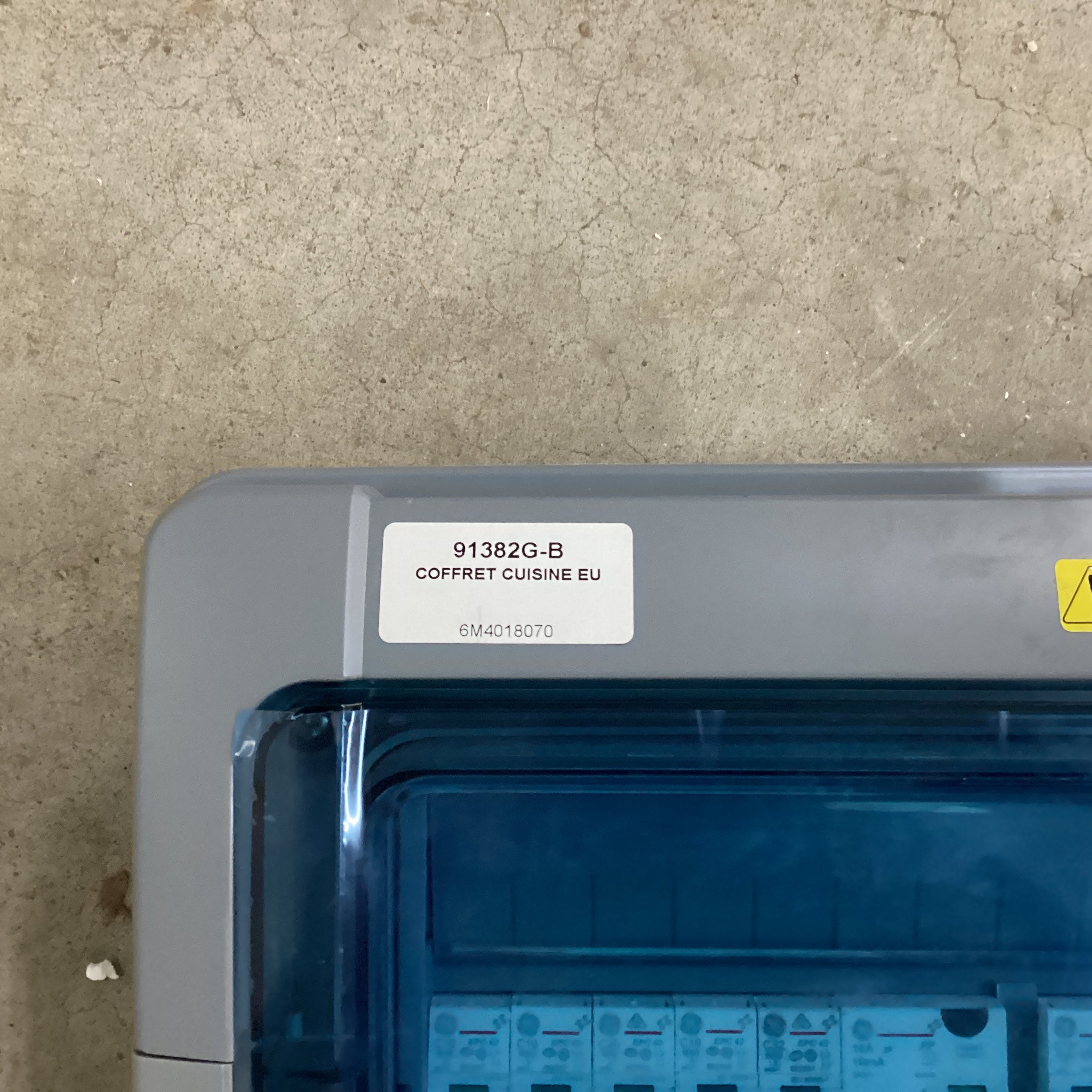 Amperska glavna sklopna kutija sa 16 osigurača 230V