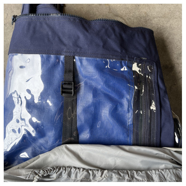 Sessa Marine C43 cubierta de popa azul transparente