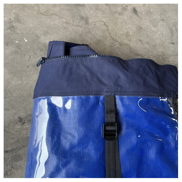 Sessa Marine C43 cubierta de popa azul transparente