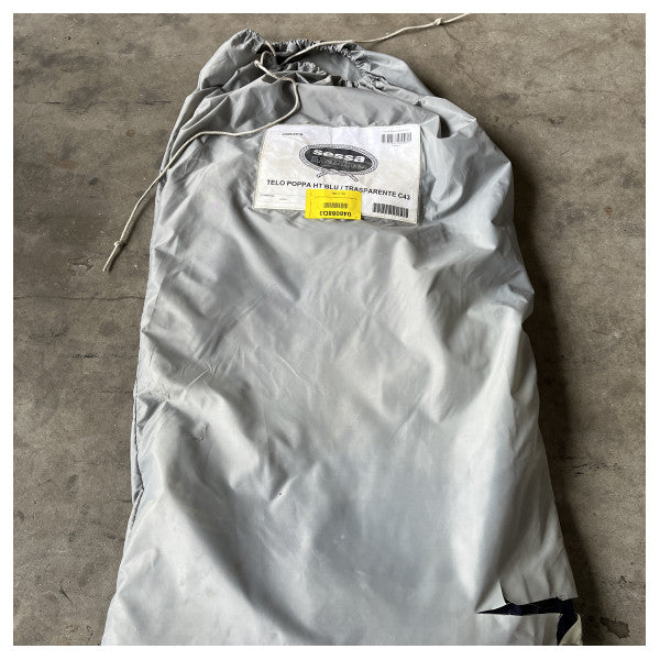 Sessa Marine C43 cubierta de popa azul transparente