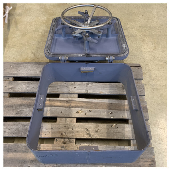 Тежък стоманен капак за морски люк с размери 600x600 мм, устойчив на атмосферни влияния и лесен механизъм с ръчно колело