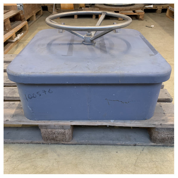 Тежък стоманен капак за морски люк с размери 600x600 мм, устойчив на атмосферни влияния и лесен механизъм с ръчно колело