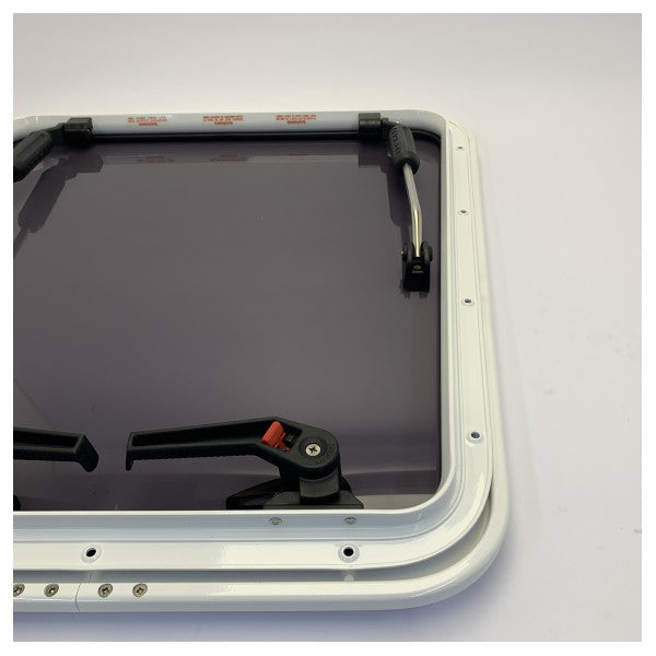 Lewmar Low Profile Hatch 658 x 629 mm - marco blanco, acrílico gris - 30252100 