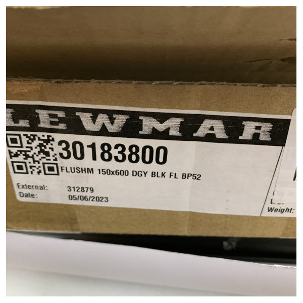 Lewmar Flush Mitre Portlight 150x600mm tummanharmaa musta 