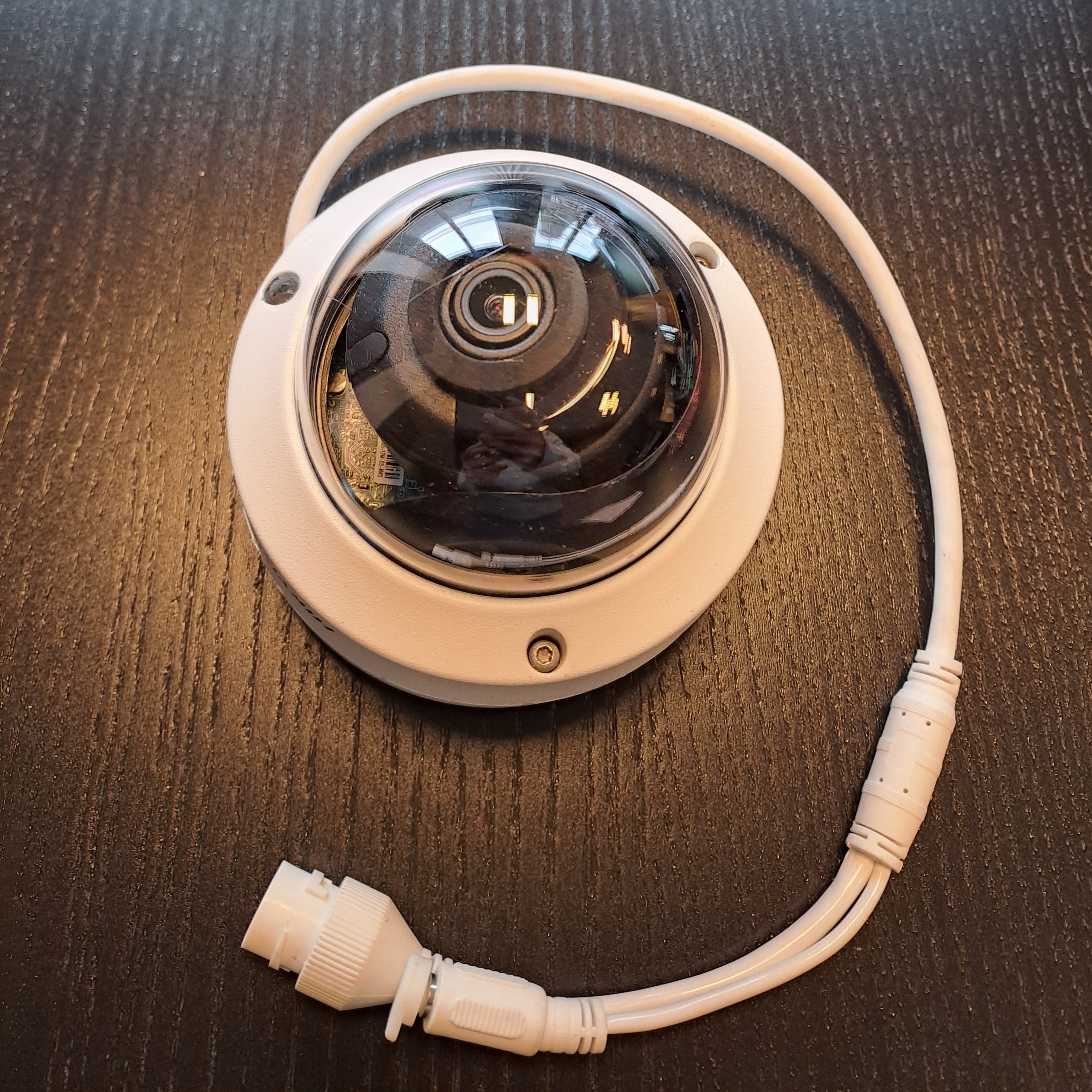 Hikvision DS-2CD2145FWD-1、4MP,30m,IR,WDR 白い IP のカメラ