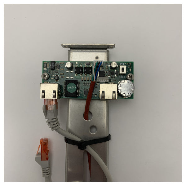 Axis Power Adapter PoE T8133 ��� 30W Single-Port Midspan für zuverlässiges Marine Networking