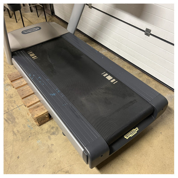 Невикористана бігова доріжка Technogym Run Now 900 сіра LED