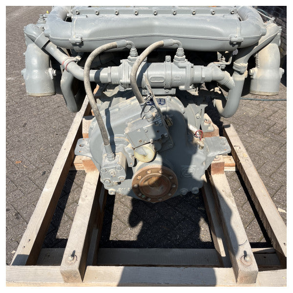 Käyttämätön Deutz BF6M1015MC V6 -meridieselmoottori, jossa on ZF311-vaihteisto.