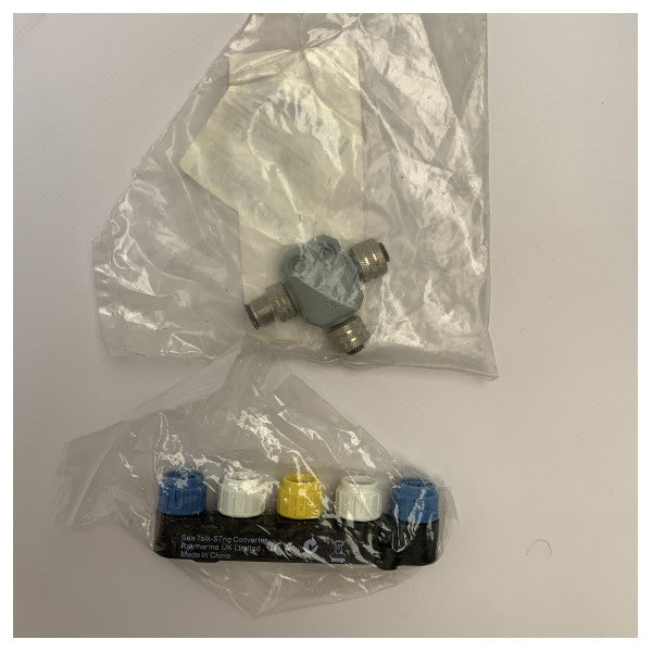 Låda med olika Raymarine-spår- och backbone-kablar