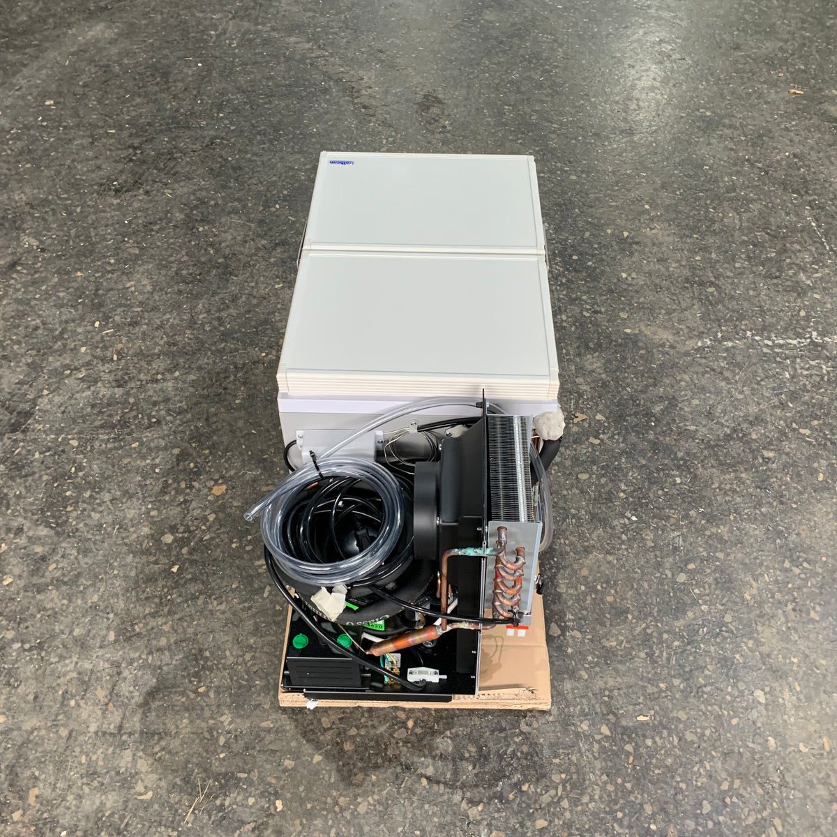 Isotherm BI29 White Integrated IceMaker 115V 60 Hz 4 KG/Day - IMWHITEBI29